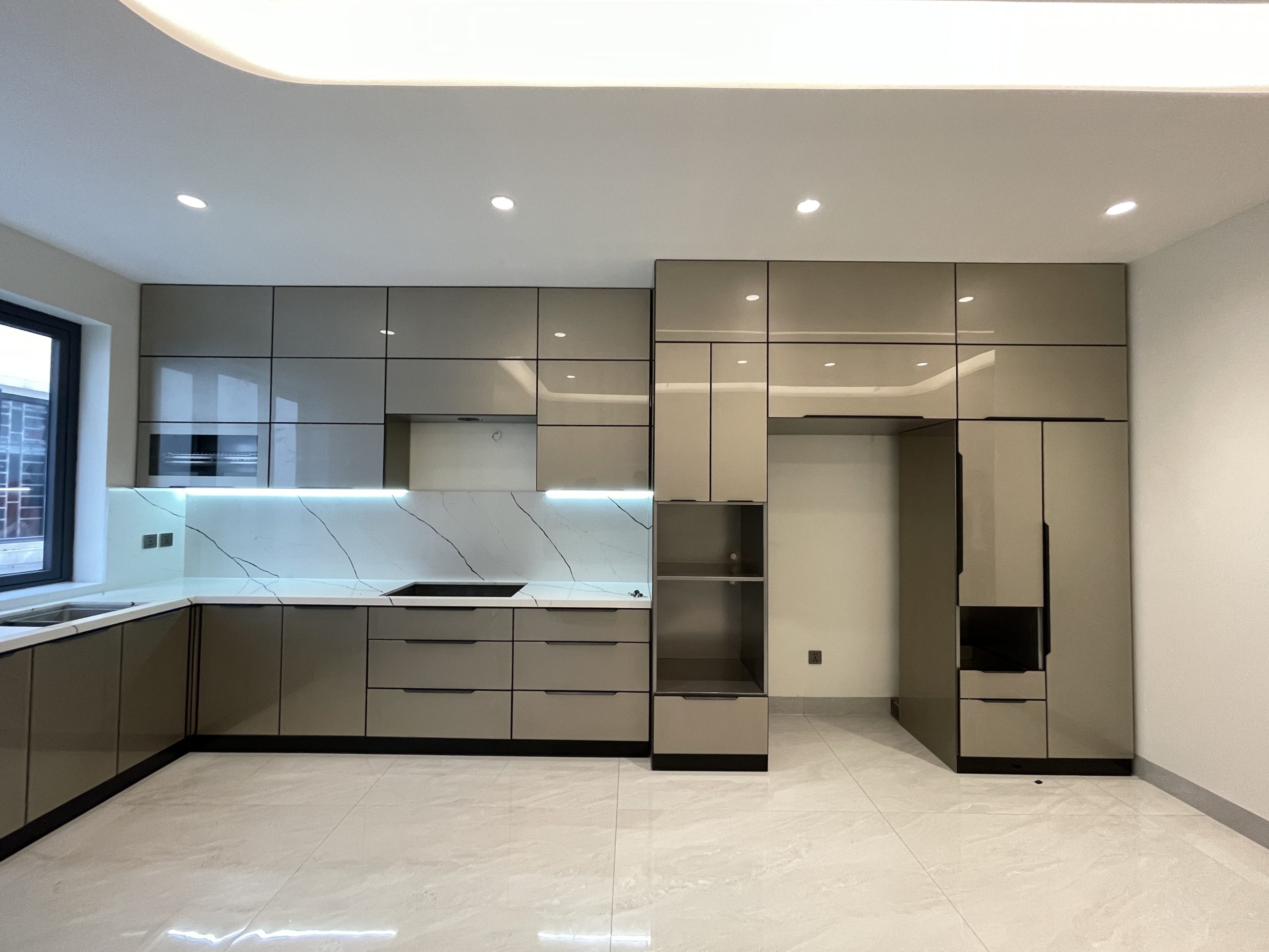 Mẫu tủ bếp inox cánh kính đẹp KITPRO thực hiện - tủ bếp inox cánh kính đẹp