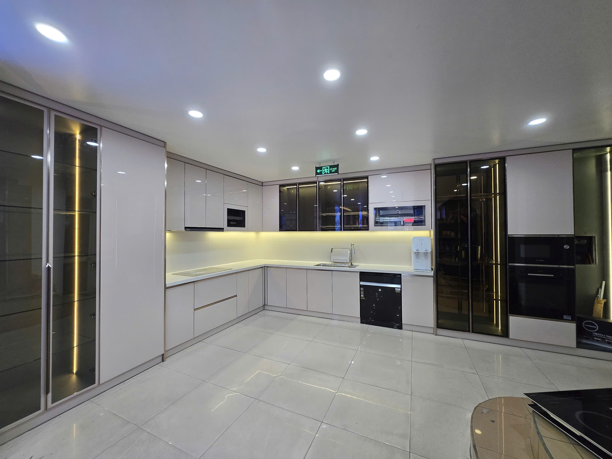 Mẫu tủ bếp chữ L - tủ bếp inox cánh kính