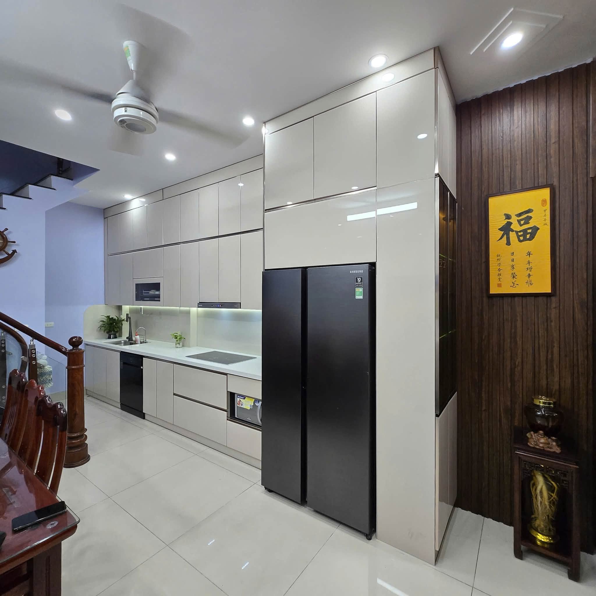 Công trình nhà chị Trà - tủ bếp inox cánh kính